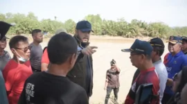 Wali Kota Padang Fadly Amran meninjau langsung pelaksanaan goro bersama di Kelurahan Kampung Lapai, Kecamatan Nanggalo, Minggu pagi (4/1/2026). (Foto: Prokopim Padang)