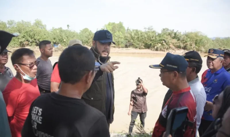 Wali Kota Padang Fadly Amran meninjau langsung pelaksanaan goro bersama di Kelurahan Kampung Lapai, Kecamatan Nanggalo, Minggu pagi (4/1/2026). (Foto: Prokopim Padang)