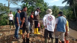 Wali Kota Padang Fadly Amran memantau pelaksanaan goro pascabencana banjir bandang di Pasar Lalang, Kelurahan Kuranji, Sabtu (10/1/2026). (Foto: Diskominfo Padang)
