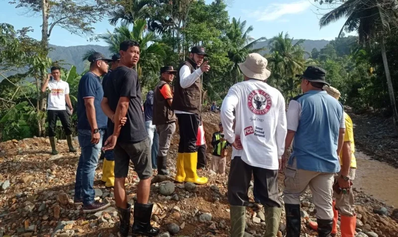 Wali Kota Padang Fadly Amran memantau pelaksanaan goro pascabencana banjir bandang di Pasar Lalang, Kelurahan Kuranji, Sabtu (10/1/2026). (Foto: Diskominfo Padang)