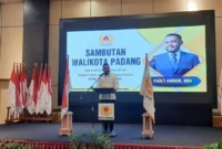 Wali Kota Padang Fadly Amran menyampaikan sambutan saat Pelantikan Pengurus dan Rakerkot KONI Kota Padang periode 2025–2029 di The Axana Hotel Padang, Kamis (15/1/2026). (Foto: Diskominfo Padang)