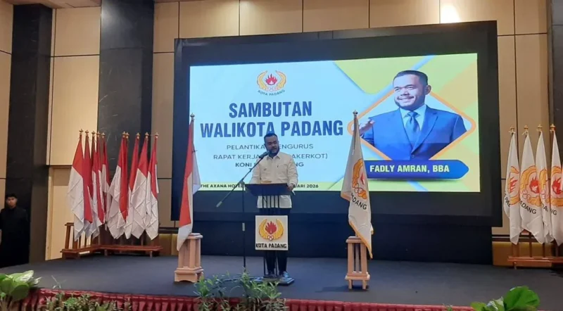 Wali Kota Padang Fadly Amran menyampaikan sambutan saat Pelantikan Pengurus dan Rakerkot KONI Kota Padang periode 2025–2029 di The Axana Hotel Padang, Kamis (15/1/2026). (Foto: Diskominfo Padang)