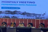 Wali Kota Padang, Fadly Amran memimpin rapat bulanan Pemko Padang, Senin (5/1/2026). (Foto: Prokopim Padang)