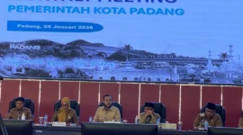 Wali Kota Padang, Fadly Amran memimpin rapat bulanan Pemko Padang, Senin (5/1/2026). (Foto: Prokopim Padang)