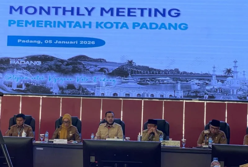 Wali Kota Padang, Fadly Amran memimpin rapat bulanan Pemko Padang, Senin (5/1/2026). (Foto: Prokopim Padang)