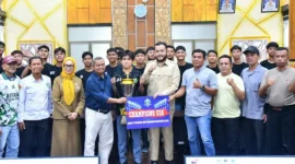 Wali Kota Padang Fadly Amran menerima kunjungan tim sepak bola Ripan’s Soccer School KU-16 di Balai Kota Padang, Aie Pacah, Senin (5/1/2026). (Foto: Prokopim Padang)
