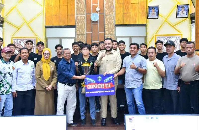 Wali Kota Padang Fadly Amran menerima kunjungan tim sepak bola Ripan’s Soccer School KU-16 di Balai Kota Padang, Aie Pacah, Senin (5/1/2026). (Foto: Prokopim Padang)
