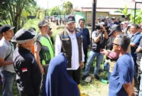 Wali Kota Padang Fadly Amran meninjau pelaksanaan gotong royong di Jalan Maransi Indah, Kelurahan Dadok Tunggul Hitam, Kecamatan Koto Tangah, Minggu (11/1/2026). (Foto: Prokopim Padang)