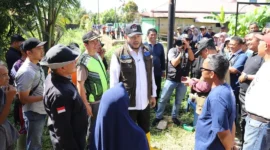 Wali Kota Padang Fadly Amran meninjau pelaksanaan gotong royong di Jalan Maransi Indah, Kelurahan Dadok Tunggul Hitam, Kecamatan Koto Tangah, Minggu (11/1/2026). (Foto: Prokopim Padang)