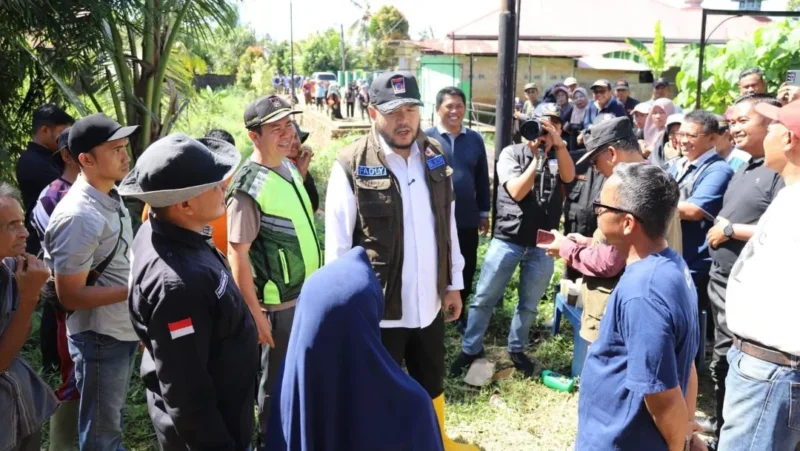 Wali Kota Padang Fadly Amran meninjau pelaksanaan gotong royong di Jalan Maransi Indah, Kelurahan Dadok Tunggul Hitam, Kecamatan Koto Tangah, Minggu (11/1/2026). (Foto: Prokopim Padang)
