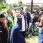 Wali Kota Padang Fadly Amran meninjau pelaksanaan gotong royong di Jalan Maransi Indah, Kelurahan Dadok Tunggul Hitam, Kecamatan Koto Tangah, Minggu (11/1/2026). (Foto: Prokopim Padang)
