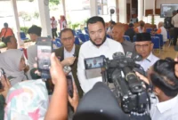 Wali Kota Padang Fadly Amran memberikan keterangan pers usai pertemuan lintas sektor di Palanta Rumah Dinas Wali Kota Padang, Rabu (7/1/2025). (Foto: Prokopim Padang)