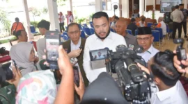 Wali Kota Padang Fadly Amran memberikan keterangan pers usai pertemuan lintas sektor di Palanta Rumah Dinas Wali Kota Padang, Rabu (7/1/2025). (Foto: Prokopim Padang)