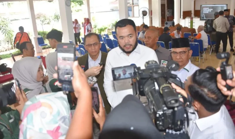 Wali Kota Padang Fadly Amran memberikan keterangan pers usai pertemuan lintas sektor di Palanta Rumah Dinas Wali Kota Padang, Rabu (7/1/2025). (Foto: Prokopim Padang)