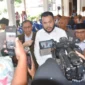 Wali Kota Padang Fadly Amran memberikan keterangan pers usai pertemuan lintas sektor di Palanta Rumah Dinas Wali Kota Padang, Rabu (7/1/2025). (Foto: Prokopim Padang)
