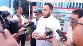 Wali Kota Padang Fadly Amran memberikan keterangan pers kepada wartawan di sela-sela kunjungan Menteri PU Dody Hanggodo ke intake PDAM Gunung Pangilun, Jumat (30/1/2026). (Foto: Diskominfo Padang)