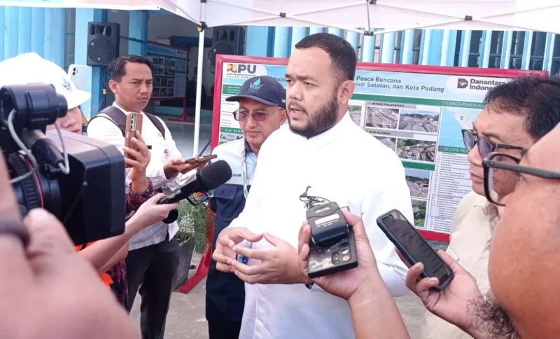 Wali Kota Padang Fadly Amran memberikan keterangan pers kepada wartawan di sela-sela kunjungan Menteri PU Dody Hanggodo ke intake PDAM Gunung Pangilun, Jumat (30/1/2026). (Foto: Diskominfo Padang)