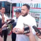 Wali Kota Padang Fadly Amran memberikan keterangan pers kepada wartawan di sela-sela kunjungan Menteri PU Dody Hanggodo ke intake PDAM Gunung Pangilun, Jumat (30/1/2026). (Foto: Diskominfo Padang)
