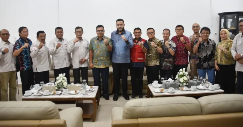 Wali Kota Padang Fadly Amran menerima kunjungan manajemen SJS Plaza, PMI Padang dan HBT di Rumah Dinas Wali Kota Padang, Jumat (16/1/2026). (Foto: Prokopim Padang)