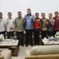 Wali Kota Padang Fadly Amran menerima kunjungan manajemen SJS Plaza, PMI Padang dan HBT di Rumah Dinas Wali Kota Padang, Jumat (16/1/2026). (Foto: Prokopim Padang)