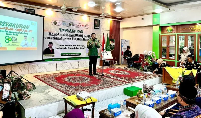Wali Kota Padang, Fadly Amran menyampaikan sambutan saat Tasyakuran HAB ke-80 Kemenag di Aula Kantor Kemenag Padang, Kamis (8/1/2026). (Foto: Diskominfo Padang)