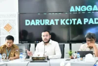 Wali Kota Padang Mahyeldi memimpin rapat evaluasi perubahan DAS di Gedung Putih Kediaman Resmi Wali Kota, Selasa (6/1/2026). (Foto: Prokopim Padang)