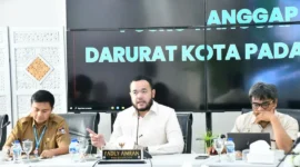 Wali Kota Padang Mahyeldi memimpin rapat evaluasi perubahan DAS di Gedung Putih Kediaman Resmi Wali Kota, Selasa (6/1/2026). (Foto: Prokopim Padang)