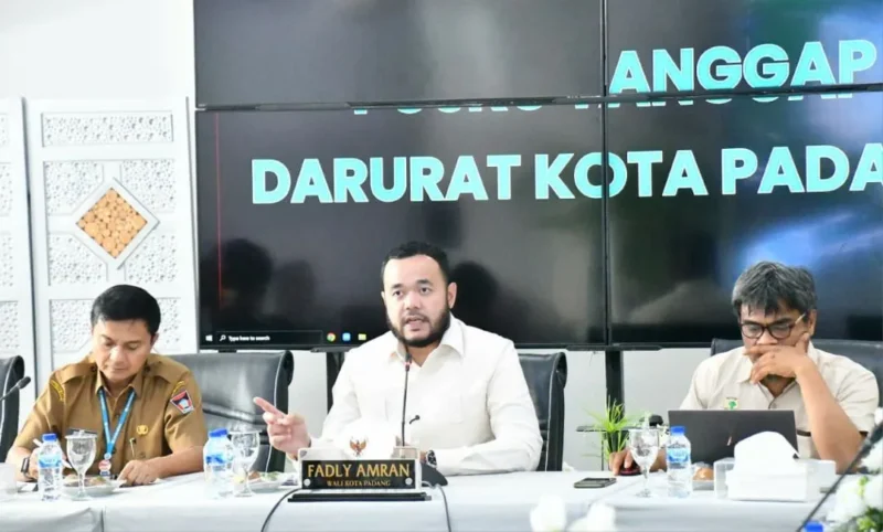 Wali Kota Padang Mahyeldi memimpin rapat evaluasi perubahan DAS di Gedung Putih Kediaman Resmi Wali Kota, Selasa (6/1/2026). (Foto: Prokopim Padang)