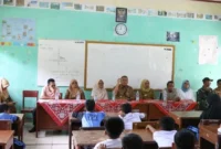 Wali Kota Pariaman Yota Balad menggelar pertemuan di SMPN 7 Padang pasca beredarnya video perkelahian siswa-siswi SMPN 7 Kota Pariaman, Senin (19/1/2025) pagi. (Foto: Kominfo Kota Pariaman)