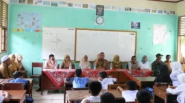 Wali Kota Pariaman Yota Balad menggelar pertemuan di SMPN 7 Padang pasca beredarnya video perkelahian siswa-siswi SMPN 7 Kota Pariaman, Senin (19/1/2025) pagi. (Foto: Kominfo Kota Pariaman)