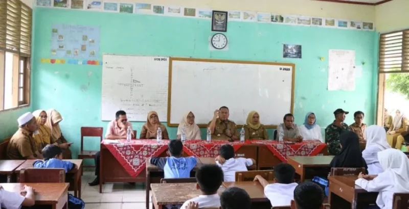 Wali Kota Pariaman Yota Balad menggelar pertemuan di SMPN 7 Padang pasca beredarnya video perkelahian siswa-siswi SMPN 7 Kota Pariaman, Senin (19/1/2025) pagi. (Foto: Kominfo Kota Pariaman)