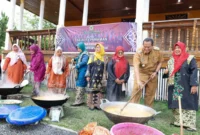 Wali Kota Pariaman Yota Balad ikut marandang di Halaman Rumah Tabuik Subarang, Desa Cimparuah Kecamatan Pariaman Tengah, Senin (5/1/2025). (Foto: Kominfo Pariaman)