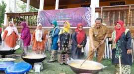 Wali Kota Pariaman Yota Balad ikut marandang di Halaman Rumah Tabuik Subarang, Desa Cimparuah Kecamatan Pariaman Tengah, Senin (5/1/2025). (Foto: Kominfo Pariaman)