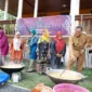 Wali Kota Pariaman Yota Balad ikut marandang di Halaman Rumah Tabuik Subarang, Desa Cimparuah Kecamatan Pariaman Tengah, Senin (5/1/2025). (Foto: Kominfo Pariaman)