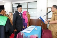 Wali Kota Pariaman Yota Balad melantik dua pejabat eselon II di lingkungan Pemerintah Kota Pariaman, Senin (26/1/2026). (Foto: Kominfo Kota Pariaman)