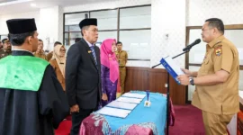 Wali Kota Pariaman Yota Balad melantik dua pejabat eselon II di lingkungan Pemerintah Kota Pariaman, Senin (26/1/2026). (Foto: Kominfo Kota Pariaman)