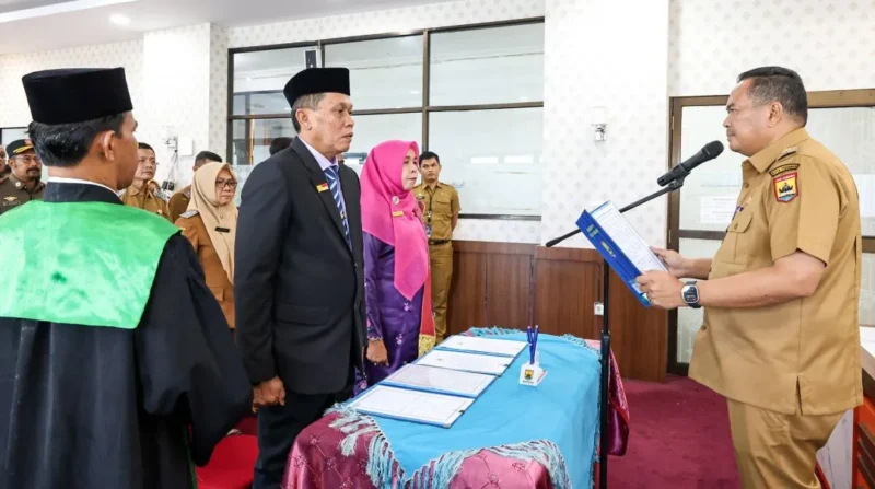 Wali Kota Pariaman Yota Balad melantik dua pejabat eselon II di lingkungan Pemerintah Kota Pariaman, Senin (26/1/2026). (Foto: Kominfo Kota Pariaman)