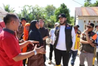 Wali Kota Padang Fadly Amran meninjau pelaksanaan gotong royong pascabanjir di Kampung Apa, Kecamatan Koto Tangah, Sabtu (10/1/2026). (Foto: Prokopim Padang)