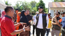 Wali Kota Padang Fadly Amran meninjau pelaksanaan gotong royong pascabanjir di Kampung Apa, Kecamatan Koto Tangah, Sabtu (10/1/2026). (Foto: Prokopim Padang)