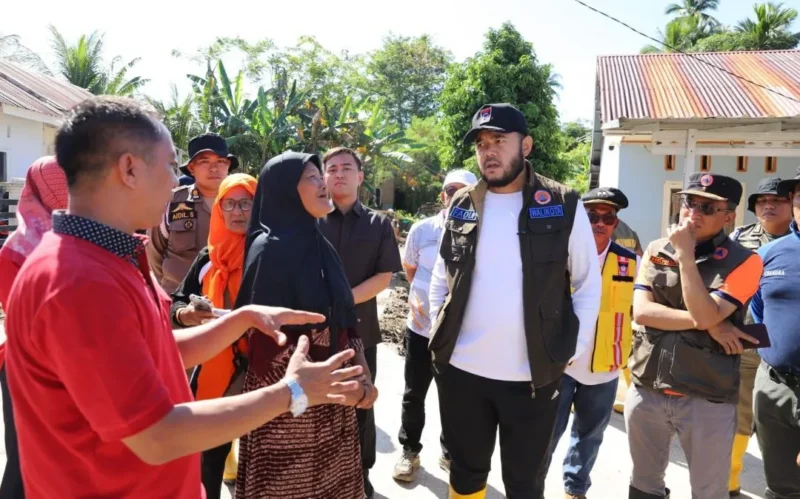 Wali Kota Padang Fadly Amran meninjau pelaksanaan gotong royong pascabanjir di Kampung Apa, Kecamatan Koto Tangah, Sabtu (10/1/2026). (Foto: Prokopim Padang)