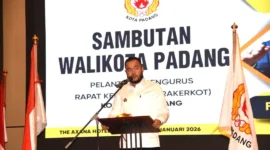Wali Kota Padang Fadly Amran memberikan sambutan saat pelantikan Pengurus KONI Padang periode 2025–2029 di Axana Hotel Padang, Kamis (15/1/2026). (Foto: Prokopim Padang)