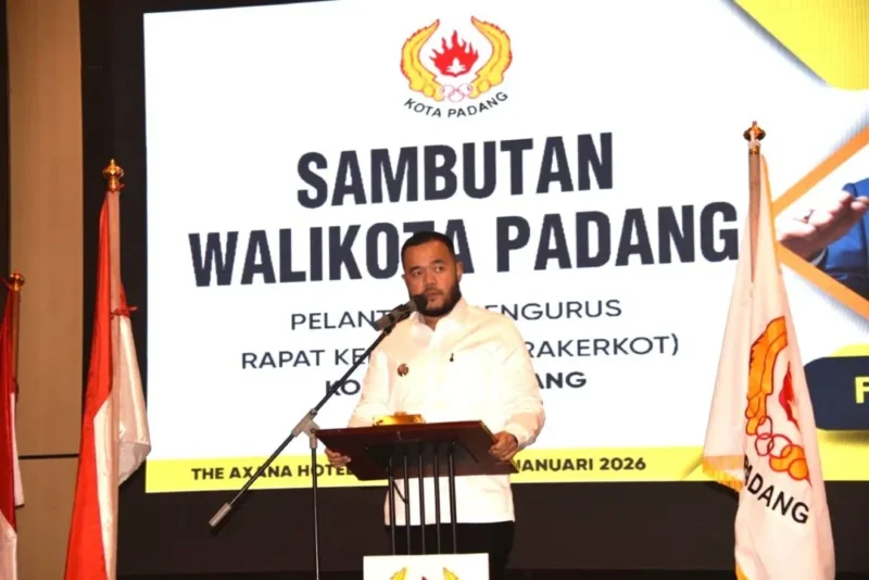 Wali Kota Padang Fadly Amran memberikan sambutan saat pelantikan Pengurus KONI Padang periode 2025–2029 di Axana Hotel Padang, Kamis (15/1/2026). (Foto: Prokopim Padang)