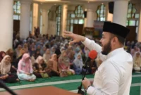 Wali Kota Padang, Fadly Amran menyampaikan sambutan dalam Wirid Bulanan ASN di Masjid Agung Nurul Iman, Jumat (9/1/2026). (Foto: Prokopim Padang)