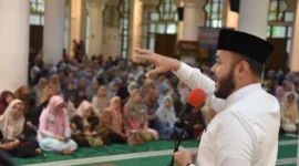 Wali Kota Padang, Fadly Amran menyampaikan sambutan dalam Wirid Bulanan ASN di Masjid Agung Nurul Iman, Jumat (9/1/2026). (Foto: Prokopim Padang)