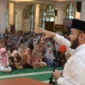 Wali Kota Padang, Fadly Amran menyampaikan sambutan dalam Wirid Bulanan ASN di Masjid Agung Nurul Iman, Jumat (9/1/2026). (Foto: Prokopim Padang)