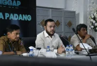 Wali Kota Padang Fadly Amran dalam Rapat Pembahasan Perubahan Aliran Sungai bersama akademisi dan stakeholder terkait di Gedung Putih Rumah Dinas Wali Kota Padang, Selasa (6/1/2026). (Foto: Diskominfo Padang)