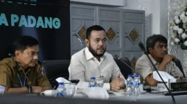 Wali Kota Padang Fadly Amran dalam Rapat Pembahasan Perubahan Aliran Sungai bersama akademisi dan stakeholder terkait di Gedung Putih Rumah Dinas Wali Kota Padang, Selasa (6/1/2026). (Foto: Diskominfo Padang)