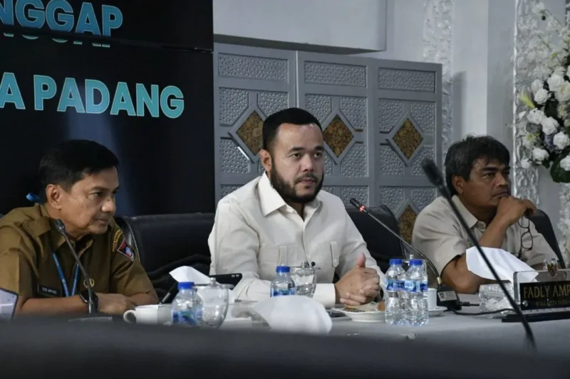 Wali Kota Padang Fadly Amran dalam Rapat Pembahasan Perubahan Aliran Sungai bersama akademisi dan stakeholder terkait di Gedung Putih Rumah Dinas Wali Kota Padang, Selasa (6/1/2026). (Foto: Diskominfo Padang)