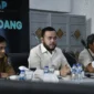 Wali Kota Padang Fadly Amran dalam Rapat Pembahasan Perubahan Aliran Sungai bersama akademisi dan stakeholder terkait di Gedung Putih Rumah Dinas Wali Kota Padang, Selasa (6/1/2026). (Foto: Diskominfo Padang)