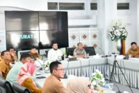 Wali Kota Padang, Fadly Amran mengikuti Rapat Koordinasi bersama Mendagri RI, Tito Karnavian secara daring dari Kediaman Resmi Wali Kota Padang, Selasa (6/1/2026). (Foto: Diskominfo Padang)